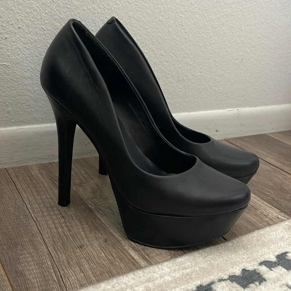 Jessica Simpson Black platform pump. - Picture 1 of 3